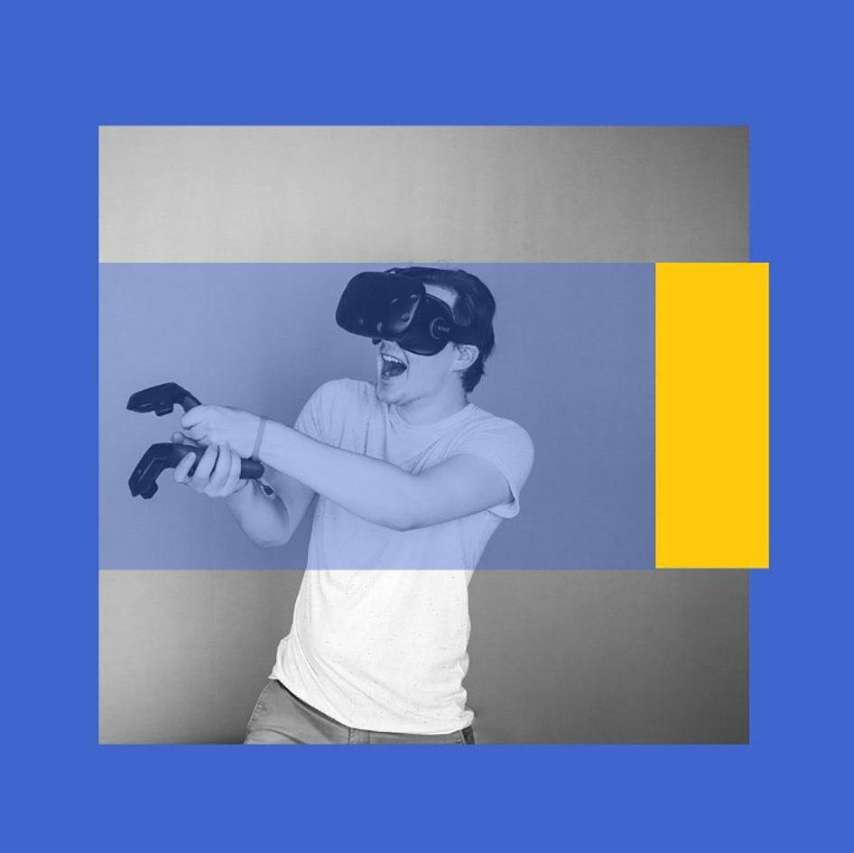 Felix T. Vogel spielt ein VR-Spiel und hat Spaß dabei